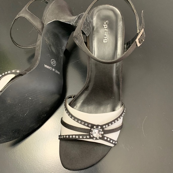 Beautiful black kitten heel shoes - Picture 2 of 2